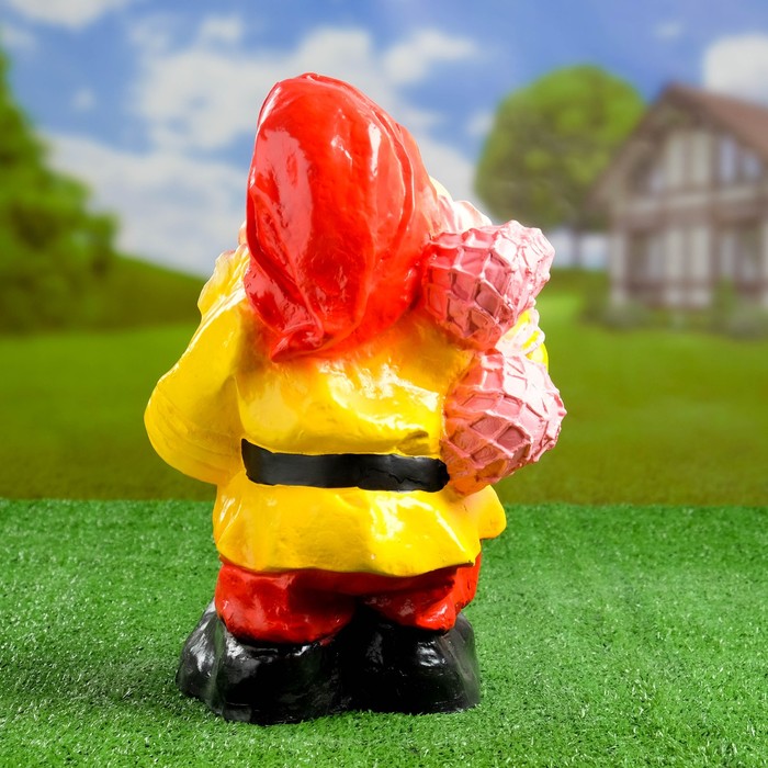 Садовая фигура "Гном с мячами" красные штаны