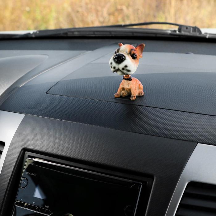 Собака на панель авто, качающая головой, дворняжка собака на панель авто качающая головой дворняжка
