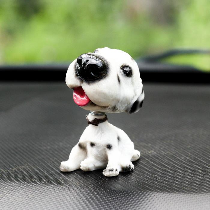 Собака на панель авто, качающая головой, далматин собака на панель авто качающая головой дворняжка