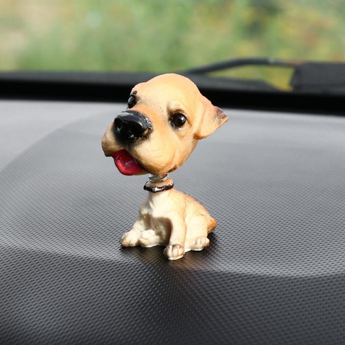Собака на панель авто, качающая головой, уэльский терьер