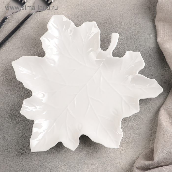 Блюдо керамическое сервировочное «Кленовый лист», 22×23 см, цвет белый блюдо сервировочное рапсодия лист 36х12х4 см цвет белый 1 шт