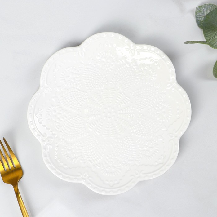 Тарелка фарфоровая обеденная Доляна «Сьюзен», d=20,5 см, цвет белый тарелка фарфоровая квадратная доляна сьюзен d 26 см цвет белый