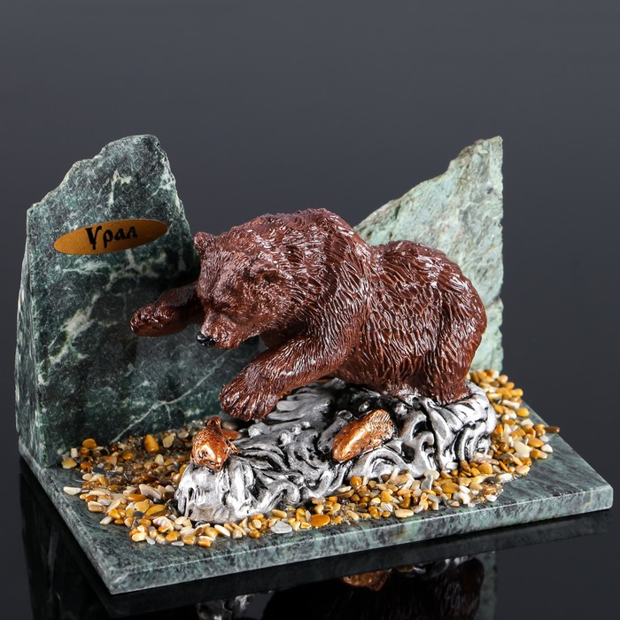 Сувенир Медведь на рыбалке, 10х15х10 см, змеевик, гипс, минералы