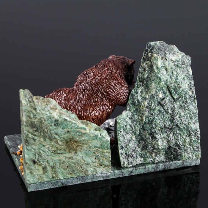 Сувенир "Медведь на рыбалке", 10х15х10 см, змеевик, гипс, минералы