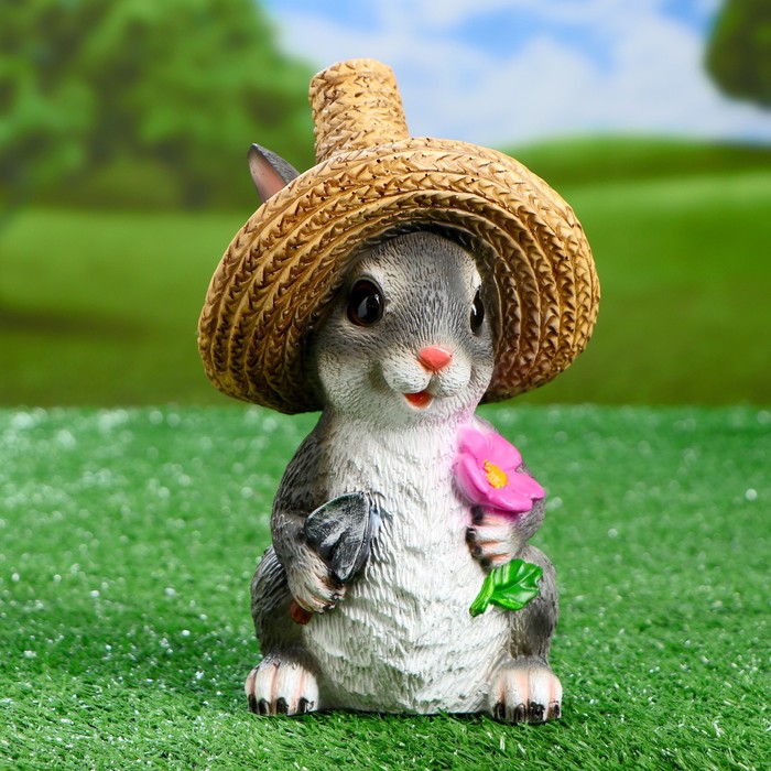 Садовая фигура Зайка в соломенной шляпе с цветочком 12х13х22см