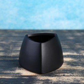 

Кашпо керамическое "Треугольник" черное 8*8*6 см