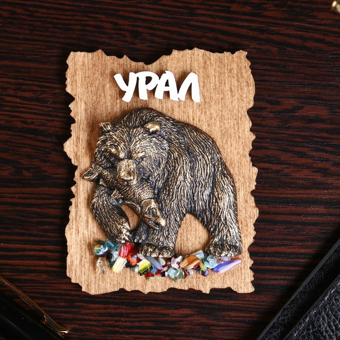

Магнит "Медведь с рыбой новый", дерево, гипс, 7х9 см