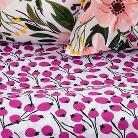

Постельное бельё Этель1.5 сп «Flowers» 143х215 см, 150х70 см, 70х70 см -2шт