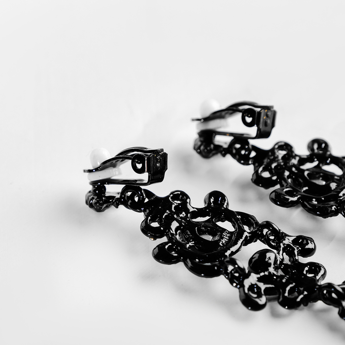 Клипсы "Ажур" капли с завитками, цвет изумрудный в чёрном металле