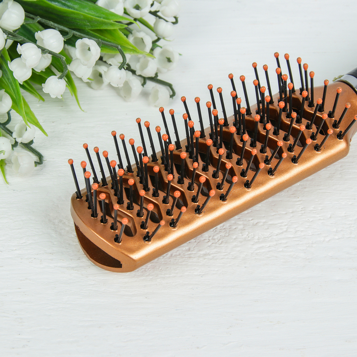 Расчёска массажная с прорезиненной ручкой, вентилируемая, цвет золотой