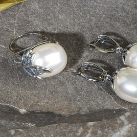 

Гарнитур родирование 2 предмета: серьги, кольцо ягодка "Майорка", цвет белый, 19,20 размер