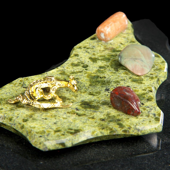 Ларец 5 гранный с ящеркой и камнями