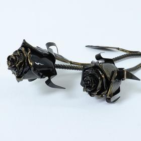 

Роза с двумя бутонами