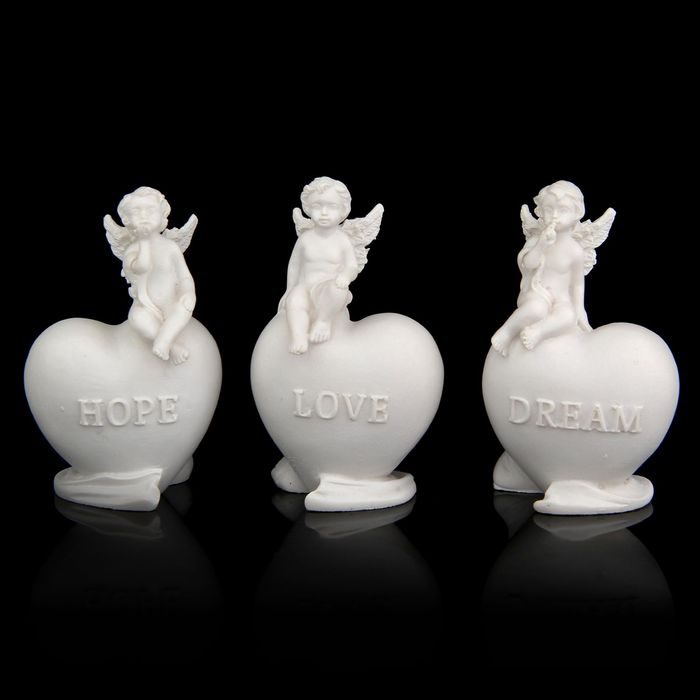 Сувенир "Белоснежный ангел на большом сердце"