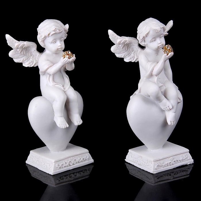 Сувенир "Белоснежный ангел, сидящий на постаменте из сердечка", МИКС