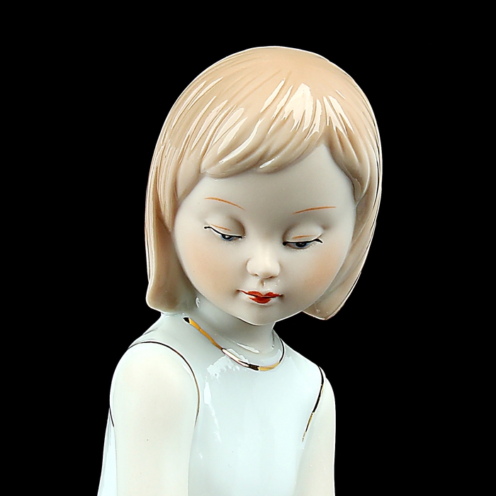 Сувенир "Девчушка со щеночками на скамейке"