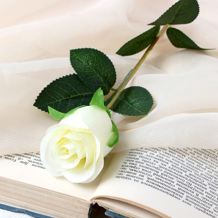 цена Цветы искусственные Бутончик розы 5х50 см, белый
