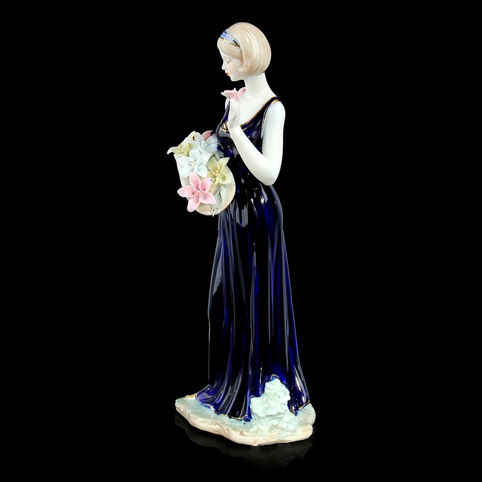 Сувенир "Девушка с корзиной лилий в синем платье"