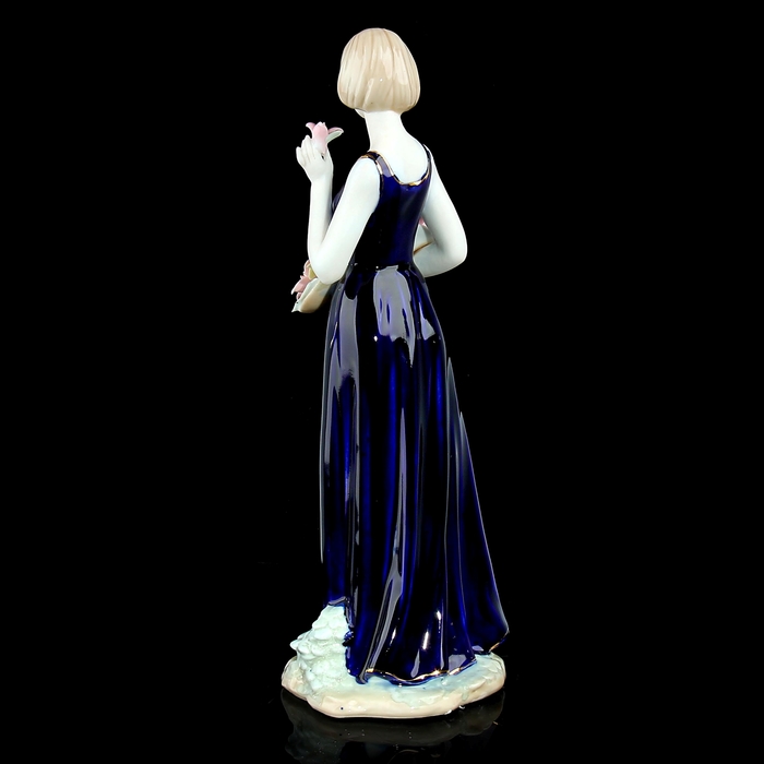 Сувенир "Девушка с корзиной лилий в синем платье"