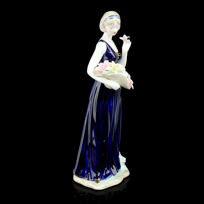 Сувенир "Девушка с корзиной лилий в синем платье"
