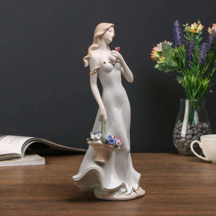 Сувенир "Задумчивая девушка"