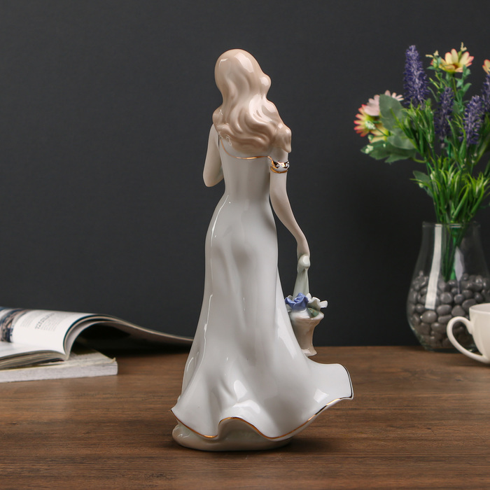 Сувенир "Задумчивая девушка"