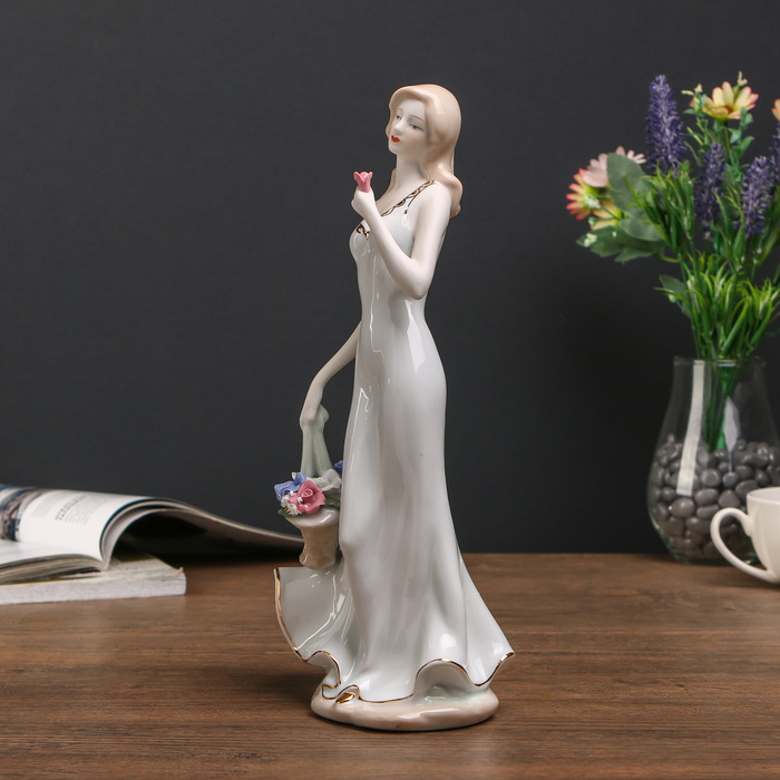 Сувенир "Задумчивая девушка"