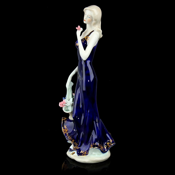 Сувенир "Задумчивая девушка в синем платье"