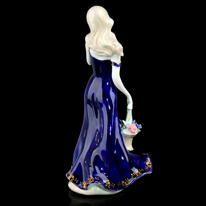 Сувенир "Задумчивая девушка в синем платье"