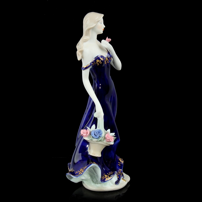 Сувенир "Задумчивая девушка в синем платье"