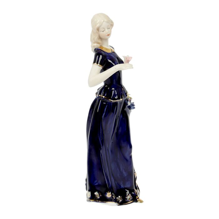 Сувенир "Мечтательная девушка в синем платье"