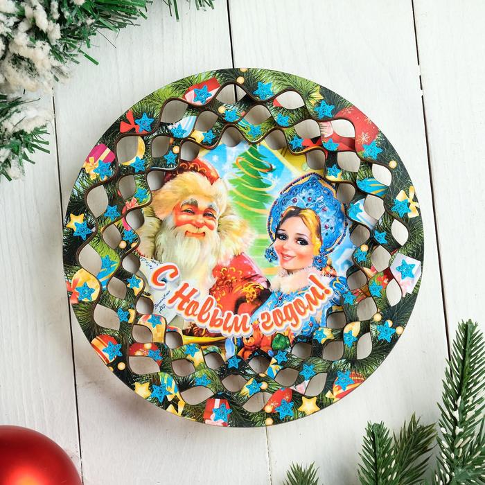 Тарелка сувенирная деревянная Новогодний. Дед Мороз и Снегурочка, цветной
