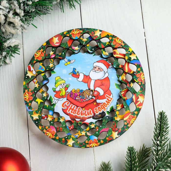 Тарелка сувенирная деревянная Новогодний. Дед Мороз, подарки лесу, цветной