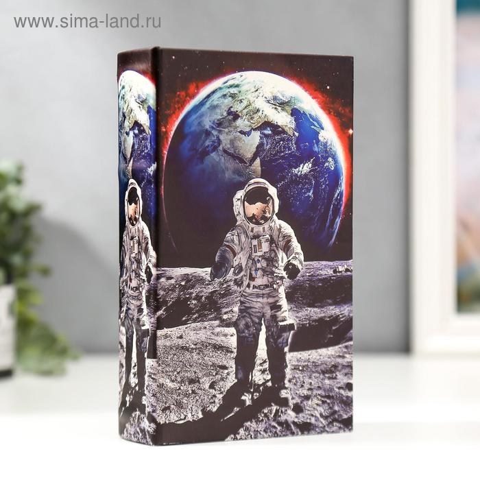 

Сейф-книга дерево кожзам "Космонавт на луне" 21х13х5 см