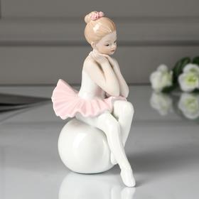 

Сувенир керамика "Малышка-балерина в пачке с розовой юбкой на шаре" 15х10,5х7,5 см