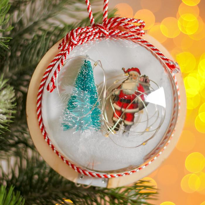 Новогодний шар с деревянной фигуркой и подсветкой «Дед Мороз и фонарь» 12х12 см фонарь декоративный sinowish новогодний дед мороз с елкой 17 см