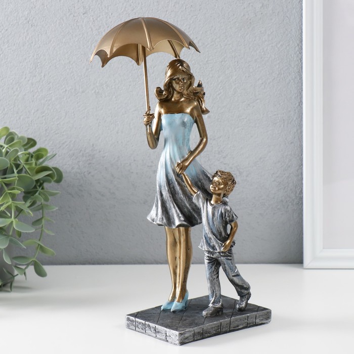 Сувенир полистоун Мама с сыном на прогулке под зонтом синий 28х11х8 см