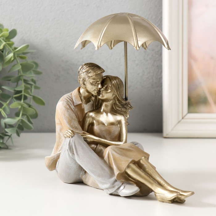 Сувенир полистоун Влюблённая пара под зонтом - нежность бежевый 18х18х10 см