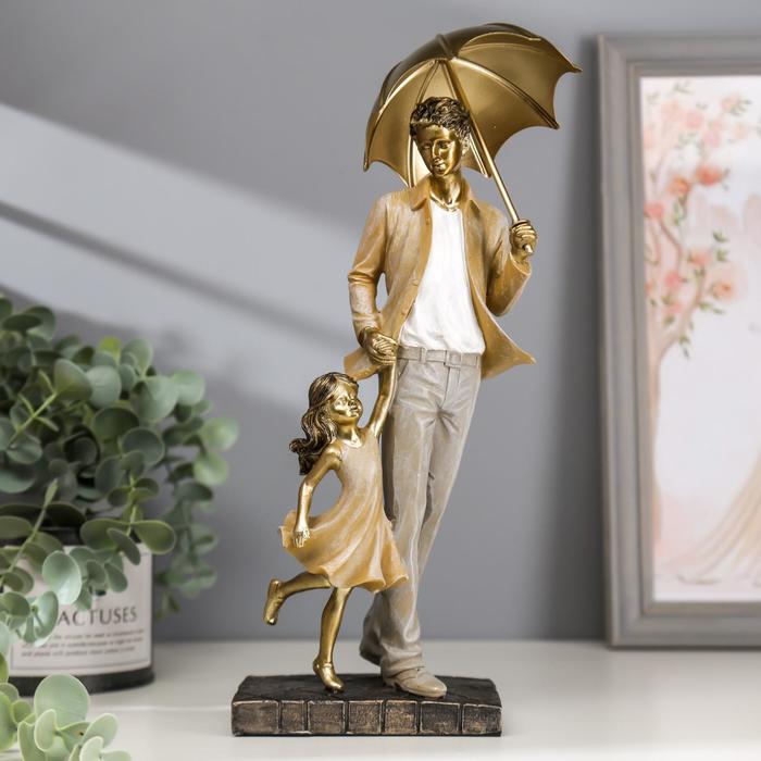 Сувенир полистоун Папа с дочкой на прогулке под зонтом бежевый 28х11х8 см