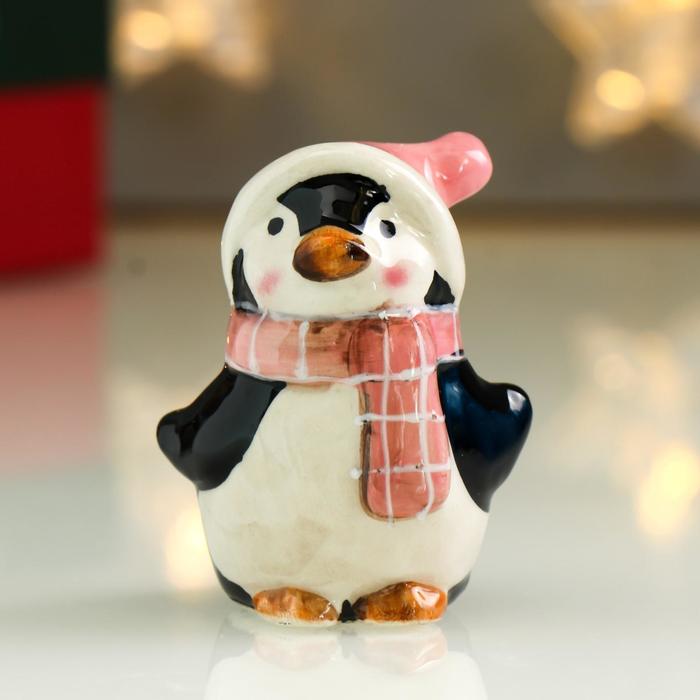 Сувенир керамика Пингвин Лоло в розовом новогоднем колпаке и шарфике 7х4,5х5,5 см