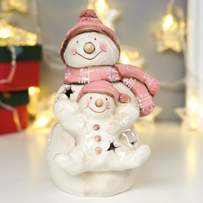 Сувенир керамика свет Снеговик со снеговичком в розовых колпаках 17,5х11х12,5 см сувенир снеговик 16 см керам в ассорт