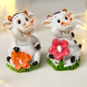 

Сувенир полистоун "Бычок с цветочком" МИКС 4х3,2х2,8 см