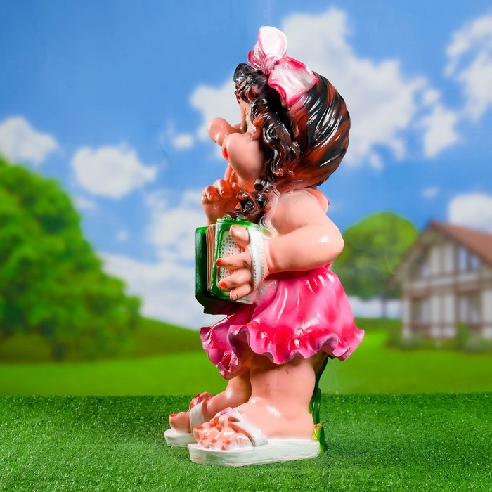 Садовая фигура "Девочка с аккордеоном"