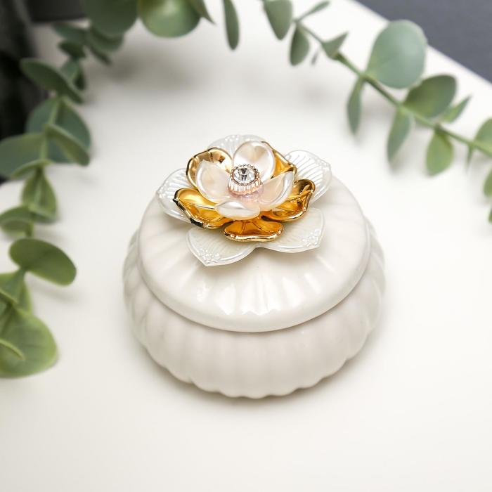Сувенир керамика "Белая лилия с золотом" 5,5х7х7 см
