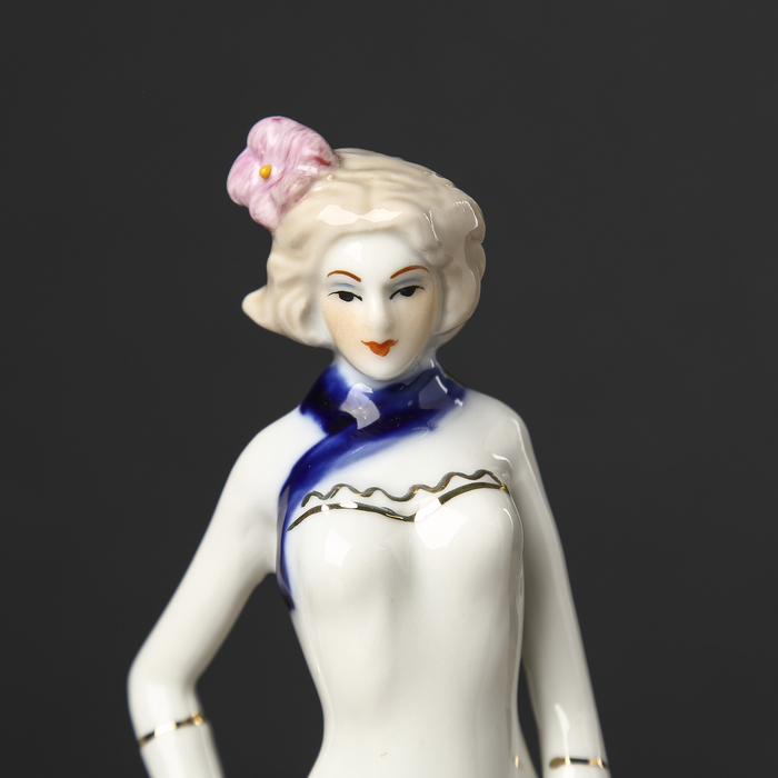 сувенир керамика под фарфор девушка со шляпкой 21*6,5*5 см