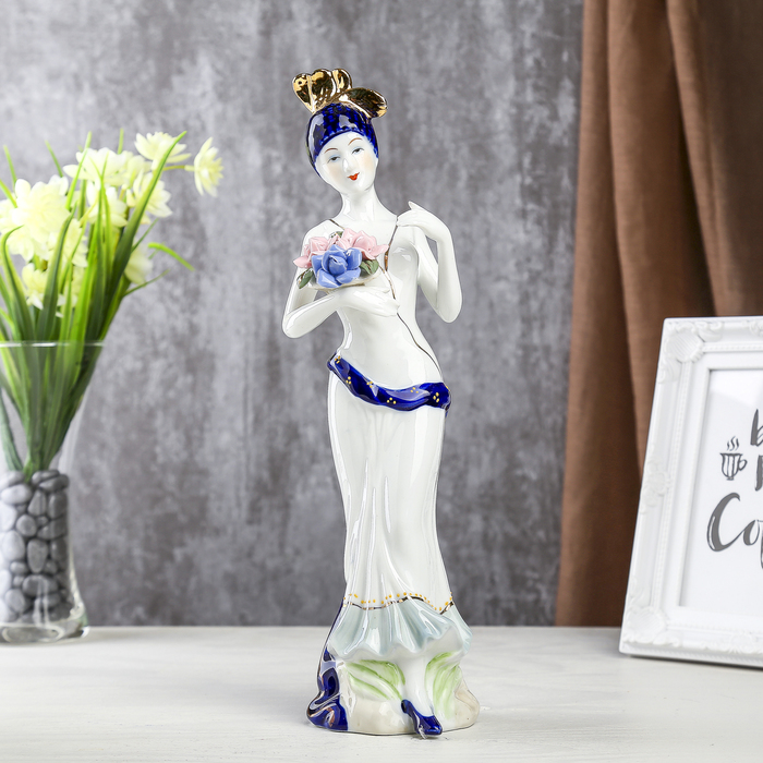 Сувенир "Жаклин с букетом роз"