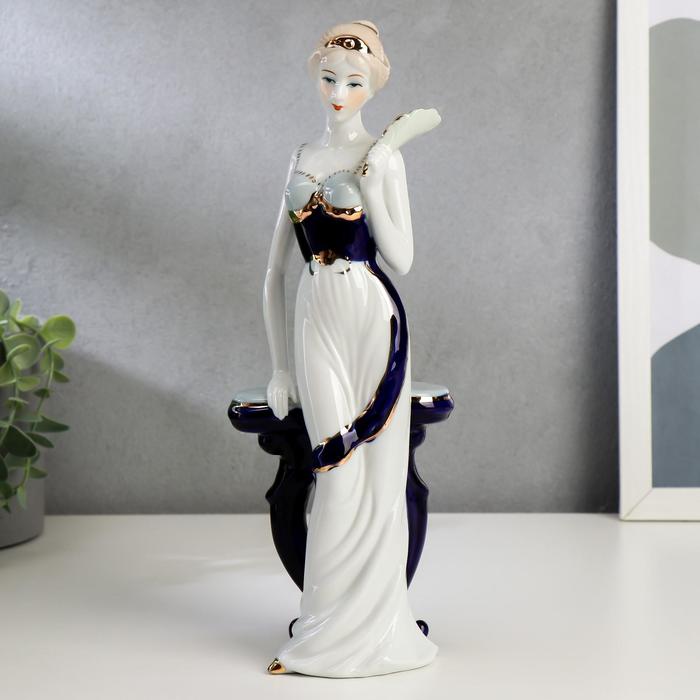 Сувенир "Девушка у столика с веером"