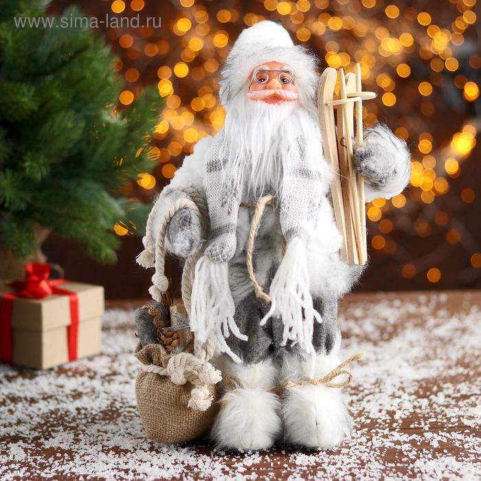 новогодние украшения maxitoys дед мороз в красной шубке с лыжами и подарками 30 см Дед Мороз В белой шубке с лыжами 30 см