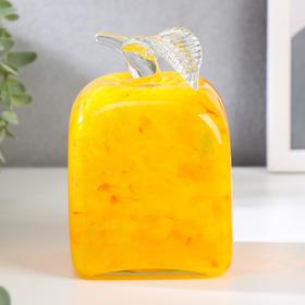 

Сувенир стекло в стеклокрошку "Яблоко квадратное" 12 см жёлтое