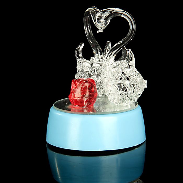 Сувенир "2 лебедя с розой" свет